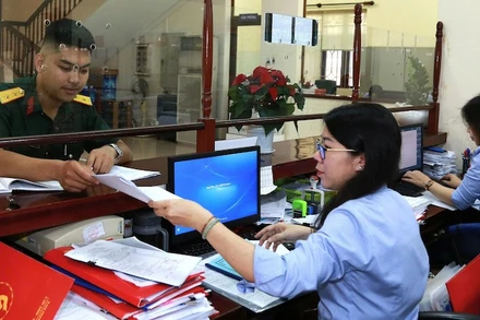 Kho bạc Nhà nước các khu vực bố trí công chức trực làm việc cả ngày thứ bảy, chủ nhật để chi trả, thanh toán cho các đối tượng chịu tác động của việc sắp xếp tổ chức bộ máy. (Ảnh: KỲ DUYÊN)