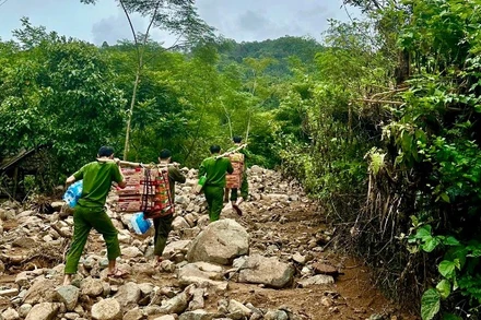 Các chiến sĩ công an tiếp cận bản Pa.