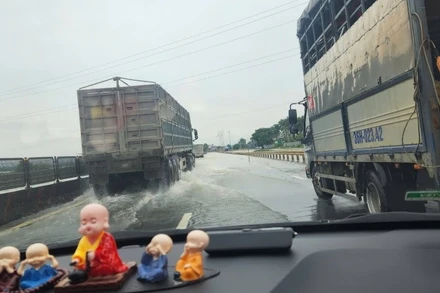 Quốc lộ 1A đoạn qua Thanh Hóa ngập sâu.