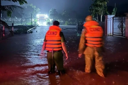 Công an Thanh Hóa tiếp cận vùng ngập lụt.