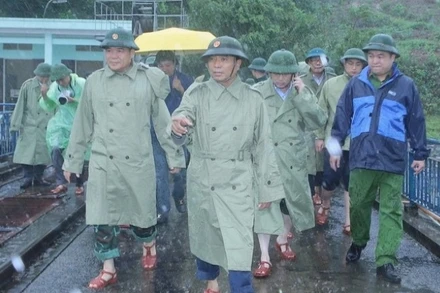 Đồng chí Nguyễn Doãn Anh, Ủy viên Trung ương Đảng, Bí thư Tỉnh ủy Thanh Hóa, kiểm tra tình hình ứng phó bão số 5 tại hồ Yên Mỹ.