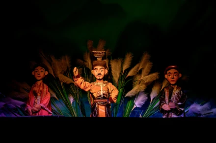 Cảnh trong vở diễn “Hoàng đế cờ lau” của Nhà hát Múa rối Thăng Long.