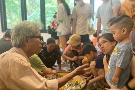 Các nghệ nhân hướng dẫn công chúng nặn tò he.