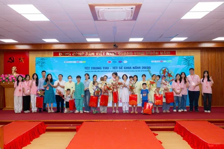 Chương trình năm nay đã trao tặng hơn 2.000 suất quà và 10.000 bánh Trung thu đến trẻ em tại nhiều địa phương.