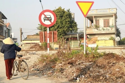 Cần xử lý dứt điểm các lối đi tự mở qua đường sắt.