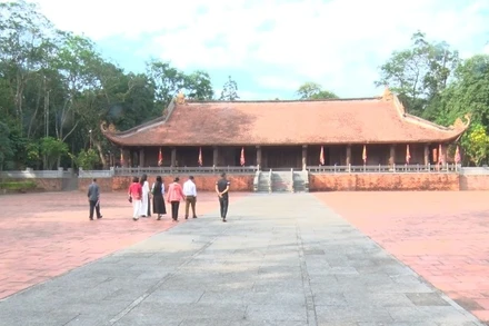 Du khách tham quan điện Lam Kinh.