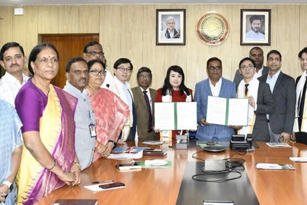 Toàn cảnh ký kết MOU với sự chứng kiến của của ông Trần Thanh Tùng - Tham tán Đại sứ quán Việt Nam tại Ấn Độ. 