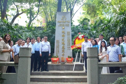 Đoàn Hội Nhà báo Việt Nam dâng hương, dâng hoa tưởng niệm liệt sĩ Phạm Hồng Thái ở nghĩa trang Hoàng Hoa Cương.