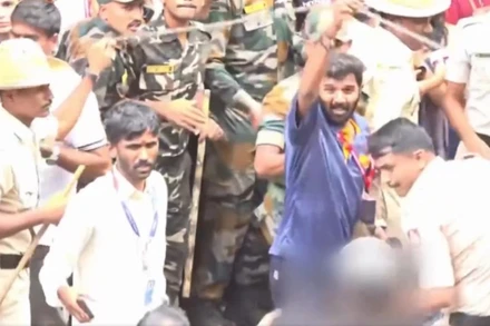 Đám đông hỗn loạn bên ngoài sân vận động M Chinnaswamy. (Ảnh chụp màn hình video của PTI)