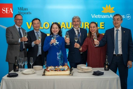 Phó Chủ tịch nước Võ Thị Ánh Xuân dự khai trương đường bay Hà Nội-Milan (Italia).