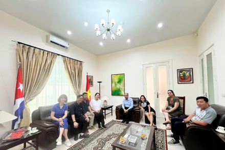 Đoàn làm phim làm việc với Đại sứ quan Cu Ba tại Việt Nam. (Ảnh: Đài Truyền hình Việt Nam cung cấp)