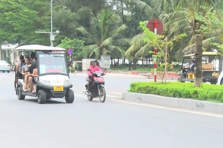 Xe điện bốn bánh ở Sầm Sơn phục vụ du khách trở lại.