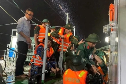 Cấp cứu quân nhân đau ruột thừa từ Đảo Mê.