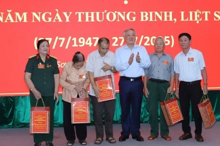 Đồng chí Nguyễn Hòa Bình thăm, tặng quà người có công tại Thanh Hóa.