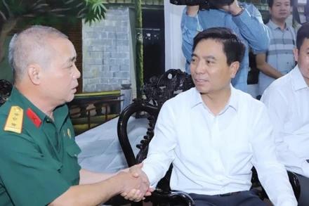 Lãnh đạo tỉnh Thanh Hóa thăm hỏi các gia đình chính sách.