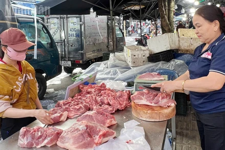 Người dân mua hàng tại điểm bán thịt bình ổn giá.