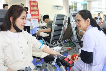 Người dân tham gia hiến máu tại Lễ hội Xuân hồng.