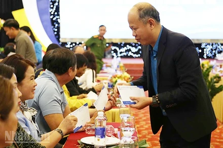 Ban tổ chức tặng quà Tết cho Ban điều hành Tổ công nhân tự quản khu nhà trọ.