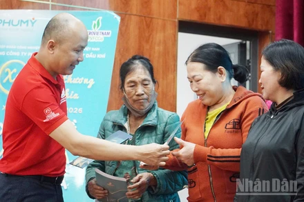 Ban tổ chức trao tặng quà Tết cho người dân khó khăn xã Hòa Tiến.