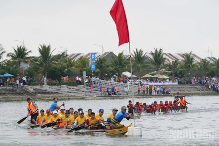 Sông Thu Bồn sôi động với giải đua thuyền đầu năm.