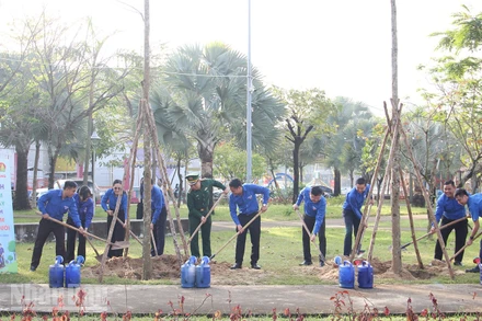 Đại biểu trồng cây hưởng ứng Tết trồng cây “Đời đời nhớ ơn Bác Hồ”.