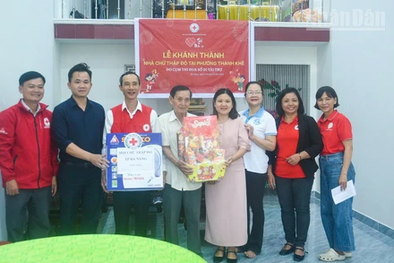 Khánh thành nhà Chữ thập đỏ cho gia đình ông Đỗ Tất Thiện.