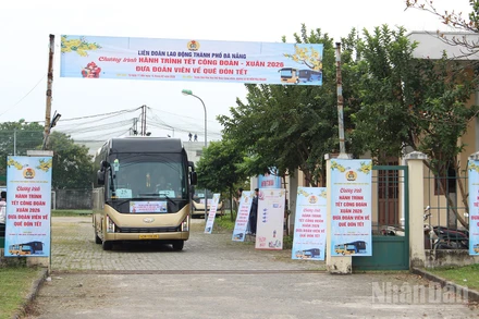 Những chuyến xe đầu tiên đã lăn bánh, đưa người lao động về quê ăn Tết.