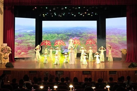 Hình ảnh khai mạc buổi lễ.