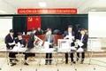 Kiểm phiếu tại phiên đấu giá đất tại huyện Mê Linh. (Ảnh Hoàng Sơn)