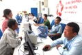 Cán bộ bộ phận một cửa Ủy ban nhân dân tỉnh Phú Yên. (Ảnh: PHƯƠNG NAM).
