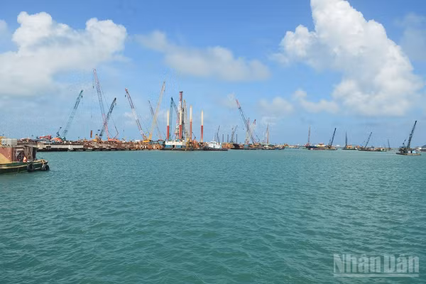 Quảng Ngãi yêu cầu các tổ chức, cá nhân tuân thủ, chấp hành nghiêm các quy định pháp luật có liên quan khi thực hiện nhận chìm chất nạo vét ở biển.