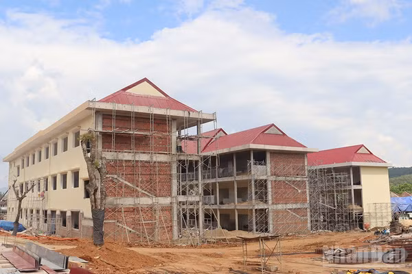 Khối lượng thi công 4 trường nội trú liên cấp vùng biên tại các xã: Mô Rai, Rờ Kơi, Sa Loong, Dục Nông đã đạt trên 85% khối lượng toàn công trình.