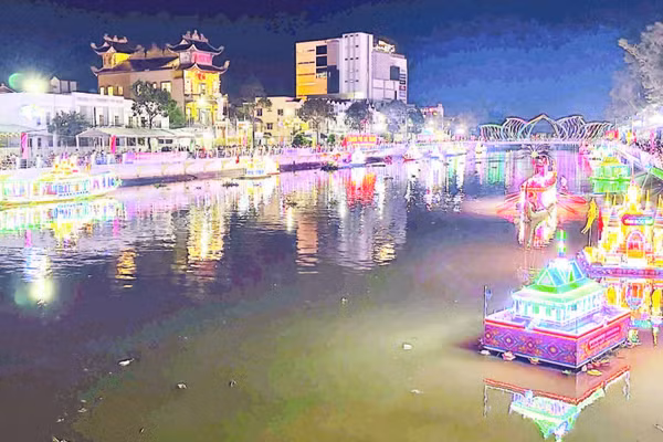 Lễ thả Đèn nước trên sông Maspero của đồng bào dân tộc Khmer.
