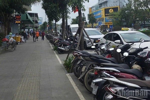 Phường Thuận Hóa cấm để xe máy trên hè ở nhiều tuyến đường trung tâm.