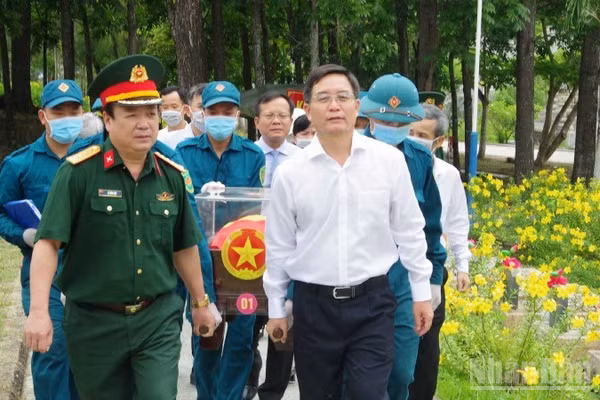 Bí thư thành ủy Huế thăm, động viên các lực lượng tham gia chiến dịch 500 ngày đêm ở Nghĩa trang liệt sĩ thành phố Huế.