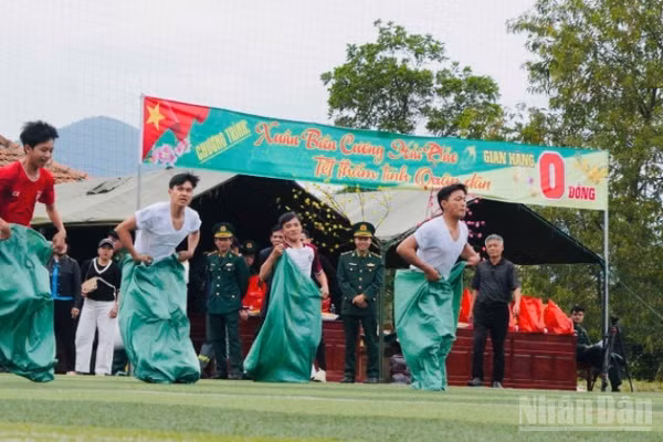 Nhiều trò chơi dân gian được tổ chức để mang thêm không khí Xuân cho ngày hội.