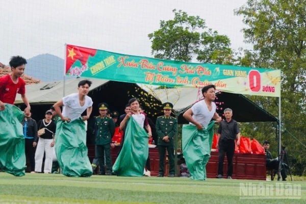 Nhiều trò chơi dân gian được tổ chức để mang thêm không khí Xuân cho ngày hội.