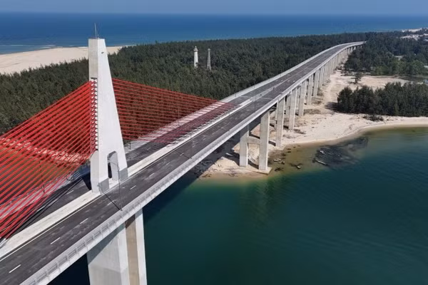 Cầu vượt cửa biển Thuận An, Huế dự kiến đưa vào sử dụng trong quý II năm nay.