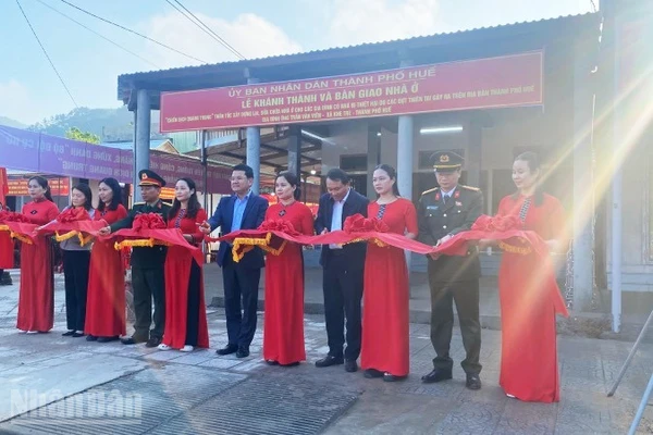 Ủy ban nhân dân thành phố Huế tổ chức lễ khánh thành và bàn giao 3 căn nhà tại xã Khe Tre vào sáng nay 10/1.