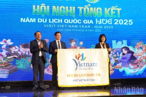 Gia Lai nhận cờ đăng cai Năm du lịch quốc gia 2026.