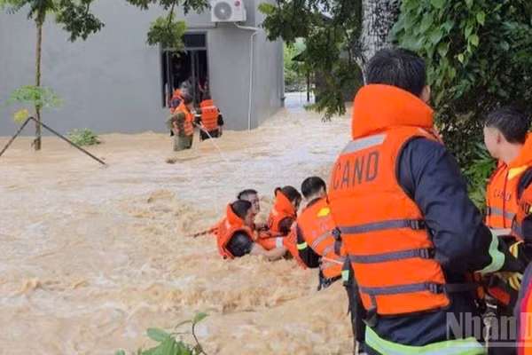 Lực lượng công an xã Đồng Kỳ (Bắc Ninh) cứu gia đình 5 người bị lũ cô lập. (Ảnh: ĐẶNG GIANG)