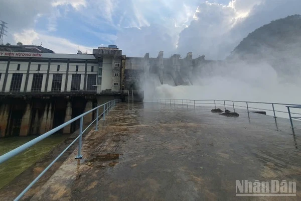 Thủy điện Hương Điền bắt đầu điều tiết tăng dần từ 18 giờ 30 phút ngày 3/12.