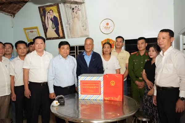 Phó Thủ tướng Nguyễn Chí Dũng tại gia đình anh Võ Viết Quang, phường Hương Thủy.
