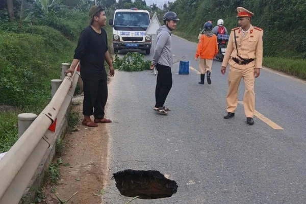 Hố sụt nằm bên phía gần khe, suối.