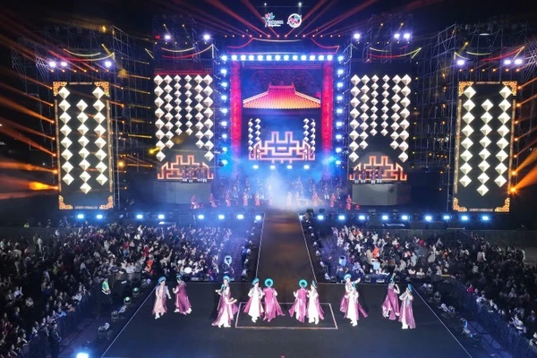 Lễ bế mạc Năm Du lịch quốc gia–Huế 2025 đã thu hút hàng ngàn người dân và du khách tham dự.