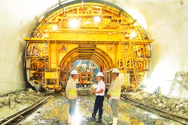 Nhiều đoạn hầm đã được phun bê-tông vòm hầm kiên cố.