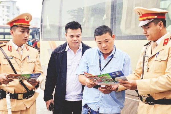 Đội cảnh sát giao thông đường bộ số 6 (Phòng cảnh sát giao thông, Công an thành phố Hà Nội) tuyên truyền về an toàn giao thông cho lái xe tại bến xe Mỹ Đình.