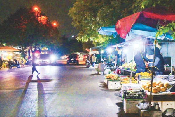 Hoạt động kinh doanh, buôn bán tại chợ cóc ở Khu đô thị Đặng Xá, xã Thuận An. (Ảnh BẢO LONG)