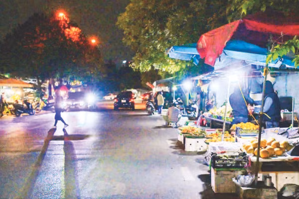 Hoạt động kinh doanh, buôn bán tại chợ cóc ở Khu đô thị Đặng Xá, xã Thuận An. (Ảnh BẢO LONG)