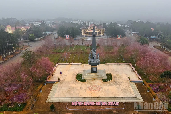 Trung tâm xã Măng Đen, nơi diễn ra lễ khai mạc Tuần Văn hóa du lịch Măng Đen-Sắc hồng giữa đại ngàn. 